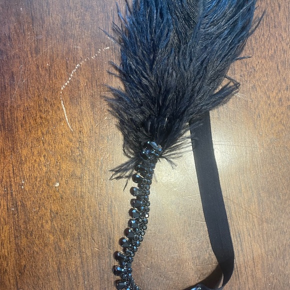 1920s flapper headpiece with sequins and feather and long faux pearl necklace - Picture 3 of 4